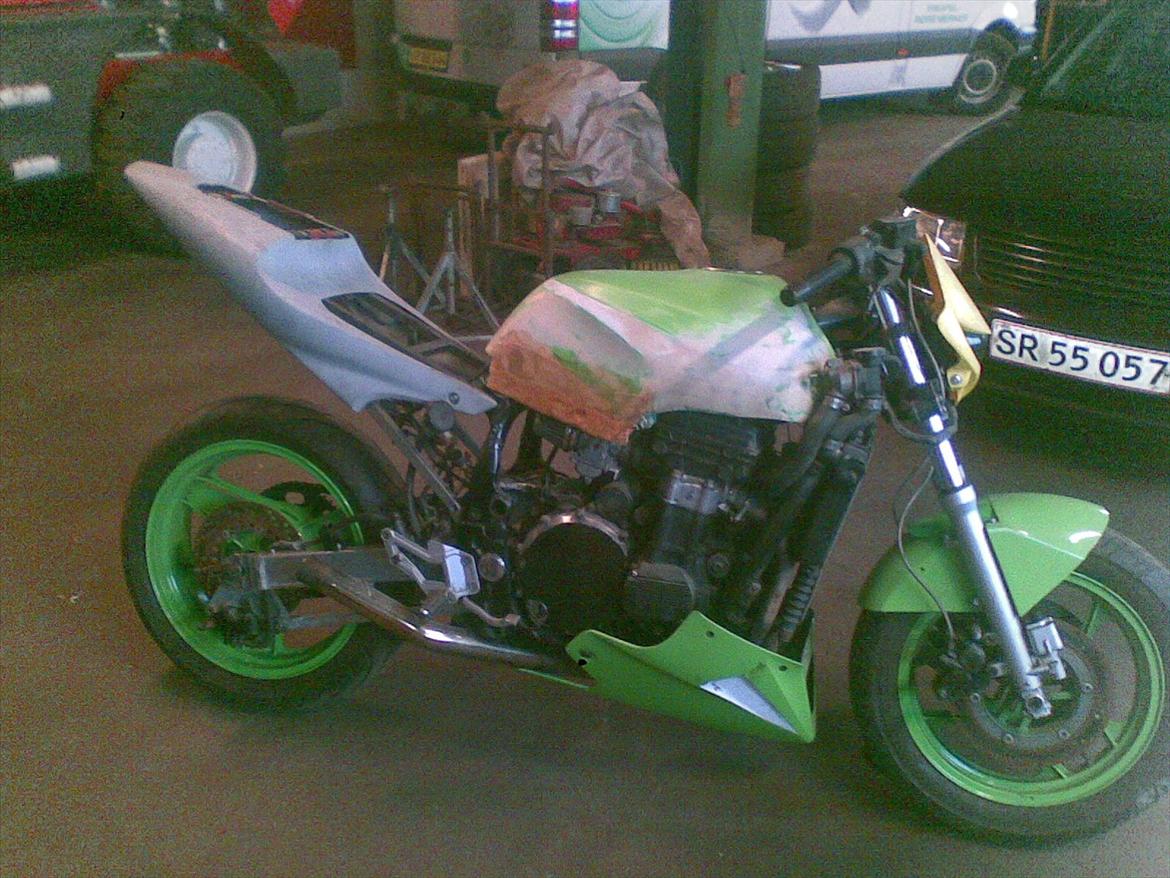 kawasaki gpx 750 r / streetfighter - glasfiber er lagt på tangken så den går ned til bagstelet,,,, nu skal det bare skæres til og spertels op så det bliver pænt :) billede 39