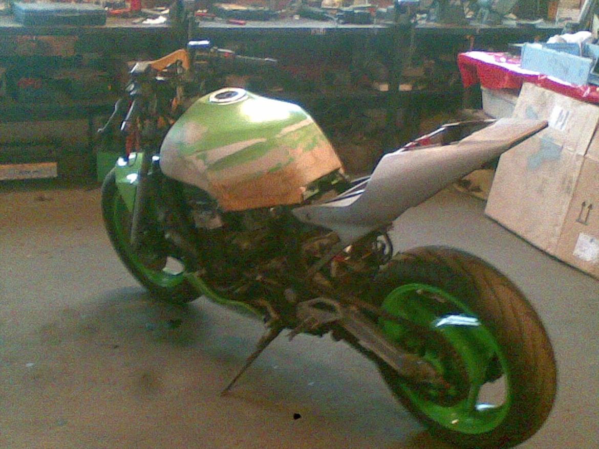 kawasaki gpx 750 r / streetfighter - glasfiber er lagt på tangken så den går ned til bagstelet,,,, nu skal det bare skæres til og spertels op så det bliver pænt :) billede 40