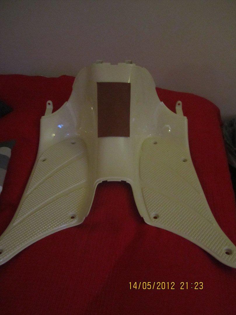 Aprilia Habana 125ccm - retrofit - Pladen som dækker stelnummeret er erstattet, med en plexi plade, og et stykke læder som dækker den :) billede 63