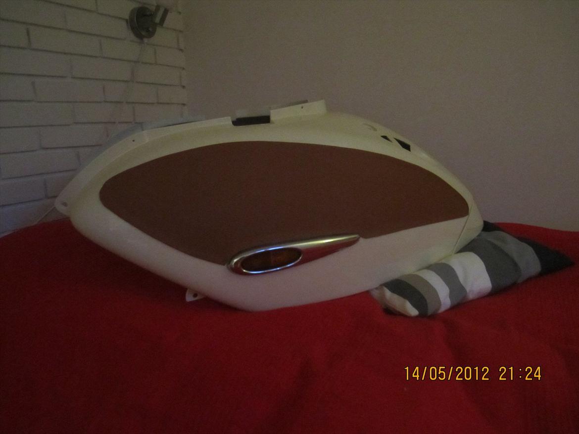 Aprilia Habana 125ccm - retrofit - Har valgt at siden af skjoldet skulle dækkes med samme læder som sædet. Det er limet til skjoldet, blevet virkelig godt! billede 64