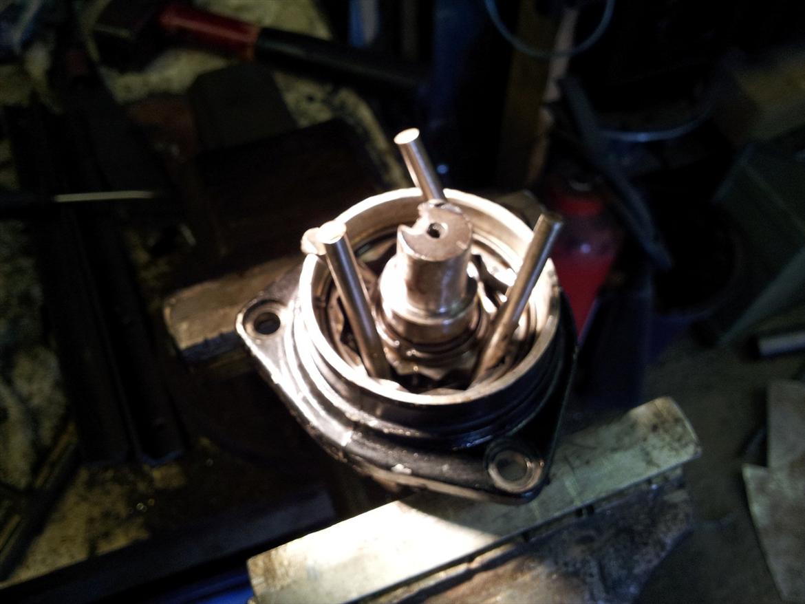 Gokart Honda VT500 - Mindre fejl gjorde at noten faldt ud, og kostede en taberlock.. Så.. Ind til cylinder service og så lagt materiale på akslen og fræst ny not-gang billede 88