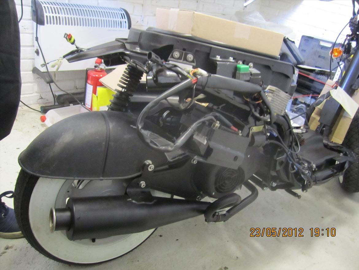 Aprilia Habana 125ccm - retrofit - Så er den klar til første test, efter den del problemer med en defekt vakuum studs på den nye studs til cylindere :) Snød mig ganske meget! billede 71