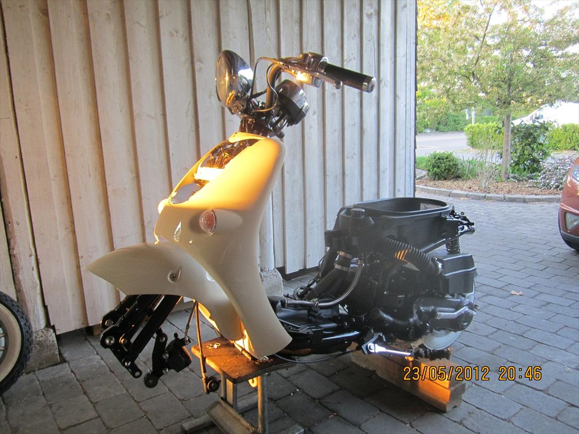 Aprilia Habana 125ccm - retrofit - Så begynder plastikken at blive samlet så småt.. billede 72