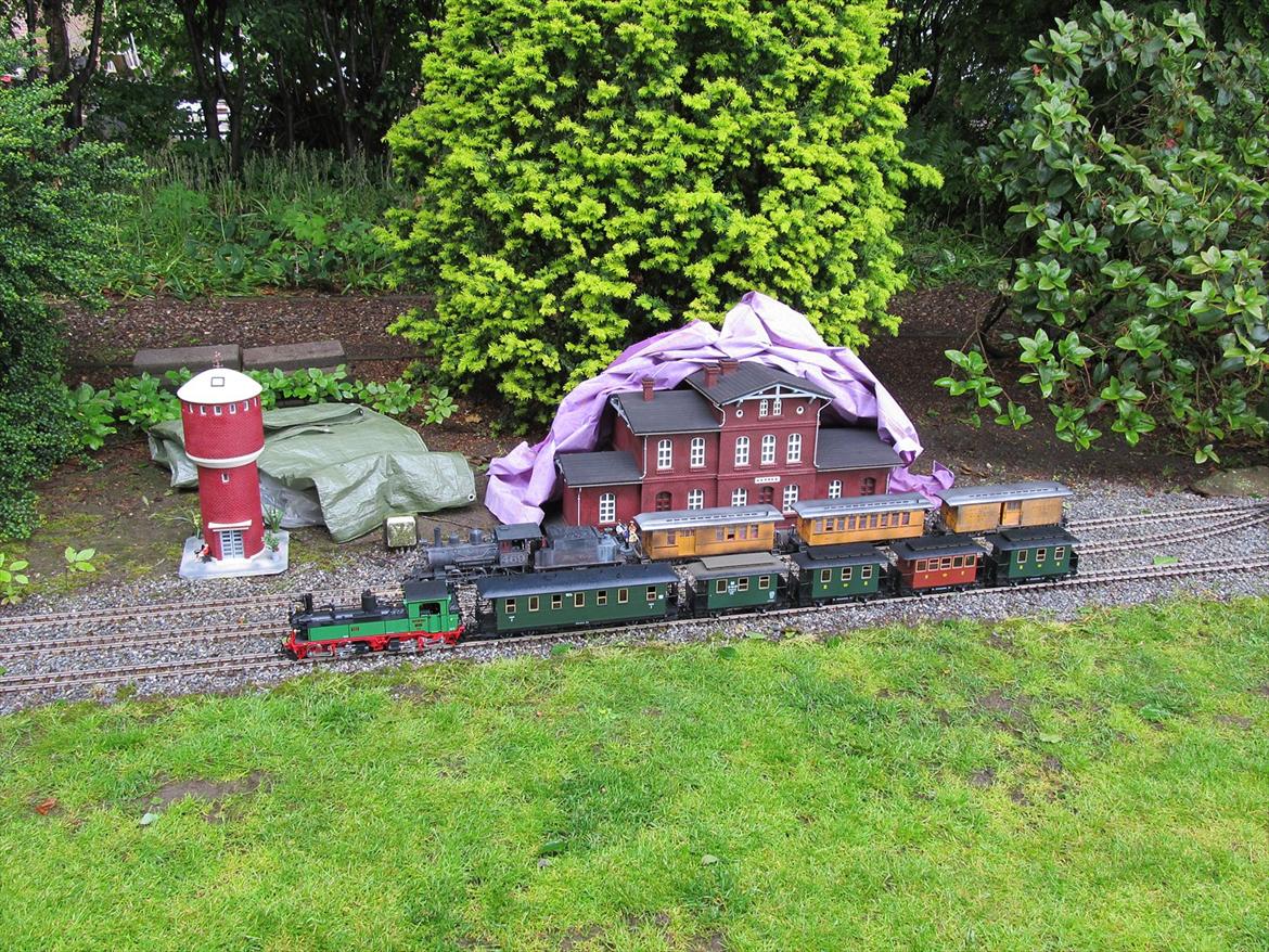 LGB tog i haven. Anderledes hobby. - Hjemmebygget model af Genner station billede 19