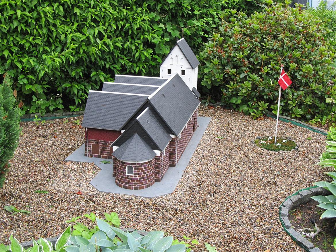 LGB tog i haven. Anderledes hobby. - Håndlavet model af toftlund kirke som mine forældre blev gift i. Min mor fik lavet den til min far da de havde sølvbryllup... lavet i størrelse så den passer til togbanen, Det har taget over 400timer at lave den, og er med lyd i kirkeklokkerne og det hele billede 25