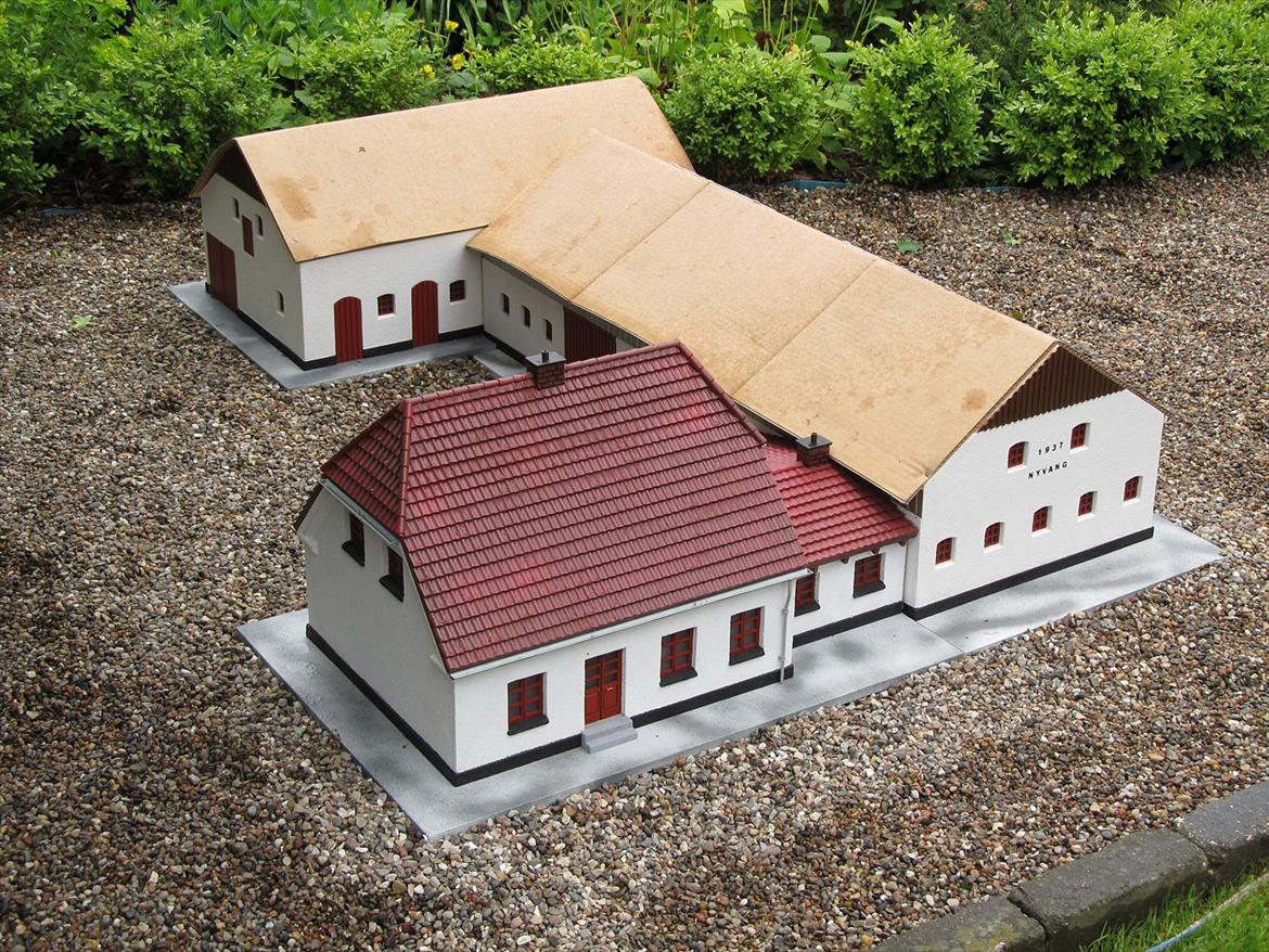 LGB tog i haven. Anderledes hobby. - Mine bedsteforældres gård, som min oldefar byggede i 1937. Den er nu under opførsel i model billede 29