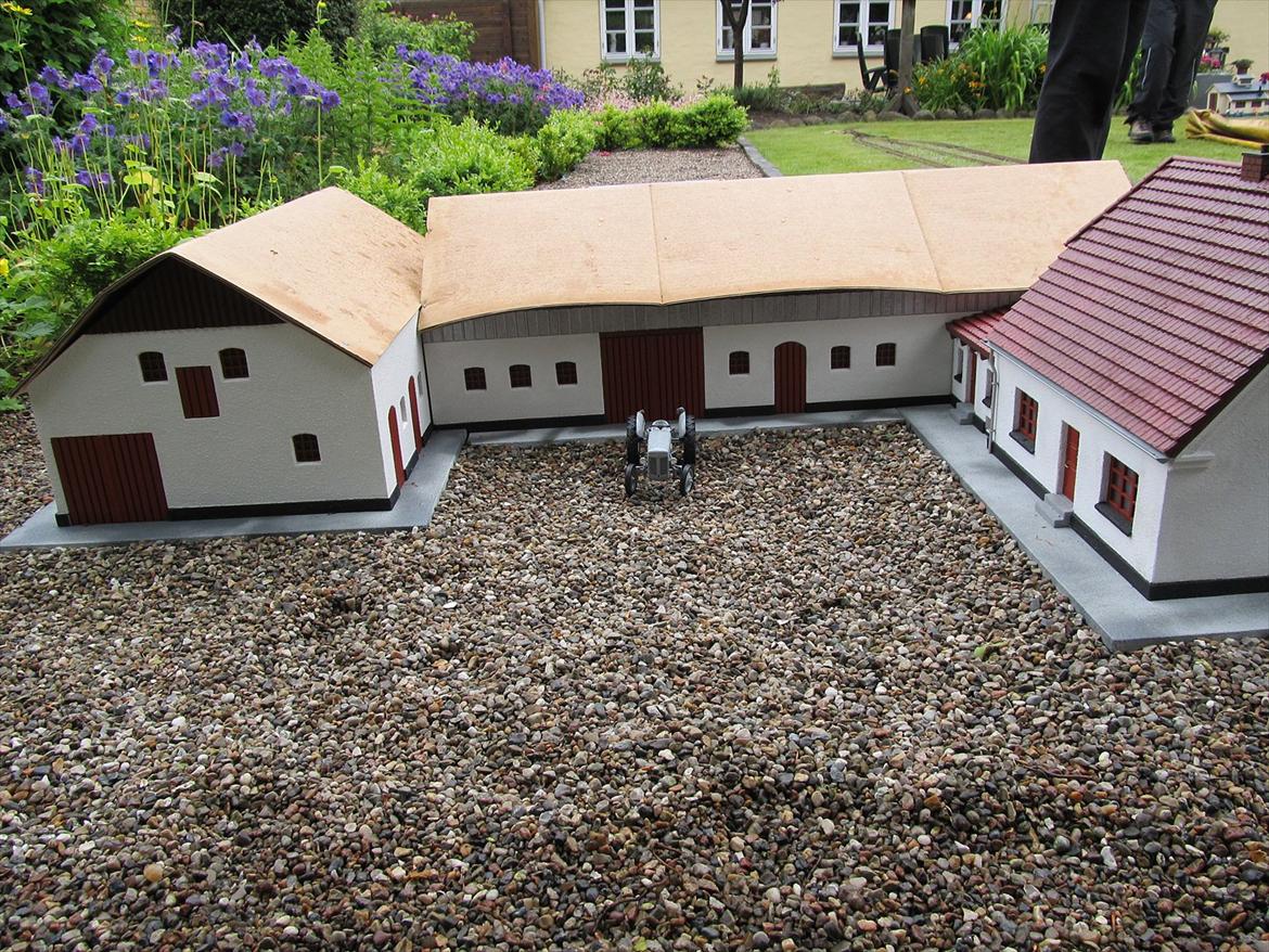 LGB tog i haven. Anderledes hobby. - Mine bedsteforældres gård, som min oldefar byggede i 1937. Den er nu under opførsel i model billede 31