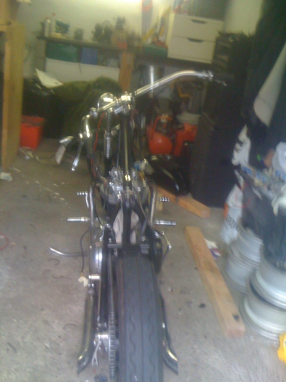 Triumph chopper til bobber. - Startede den op i dag. Uden ledningsnet og med en renset karburator. Den slog lige igang og brummet som den skulle. Den går meget bedre i motoren nu.   billede 5
