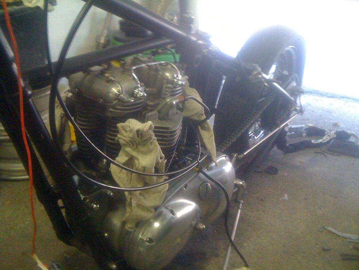 Triumph chopper til bobber. - Har skilt den endnu mere ad. nu står den uden fremrykkersæt  og udstødning. billede 8