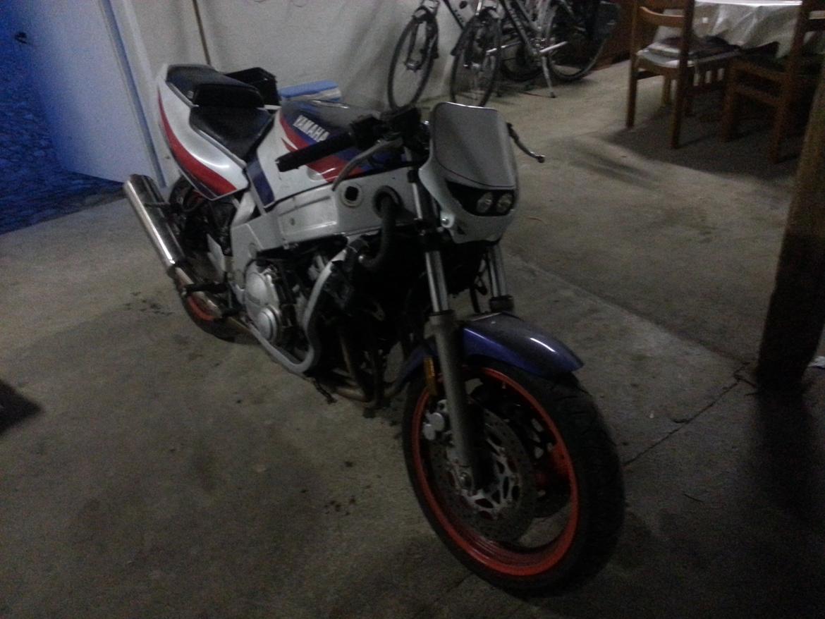 FZR 600 Streetfighter Projekt - Begyndelsen hvor jeg kun har taget den orgriginale front osv og monteret en anden lygte. billede 1