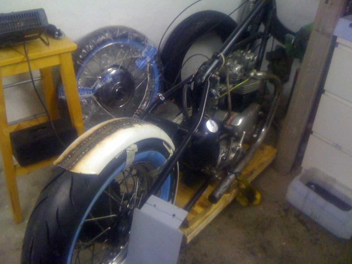 Triumph chopper til bobber. - Fik købt en skærm men den var ikke bred nok så måtte svejse 25mm. i den. billede 12
