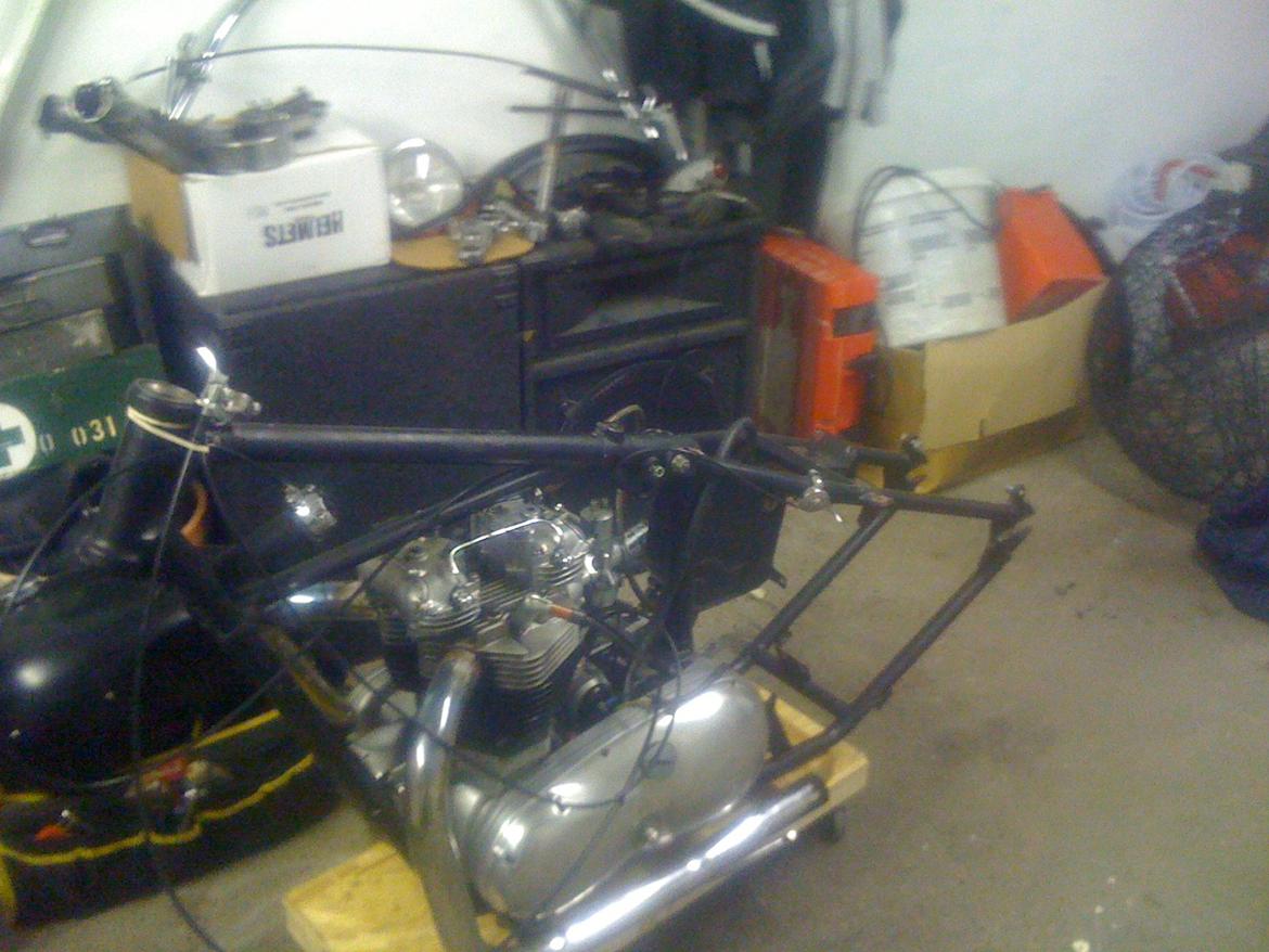 Triumph chopper til bobber. - Nogen der har erfaring, el på sådan en svend..
Har afmonteret batteriet den starter fint, men hvad nu når der skal lys på igen...? Jeg har købt en lille kondensator.... billede 13