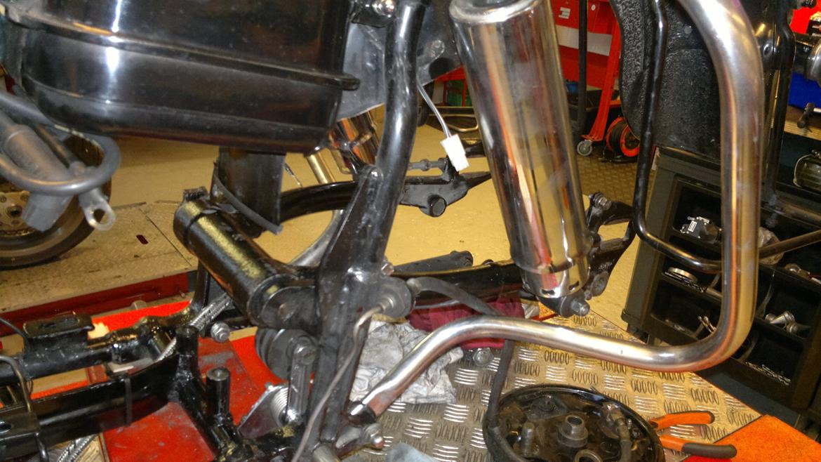 Harley-Davidson FLH1200 - Shovelhead fra 1972 - Lige inden vi tog svingarm af for at rense den, pletmale, og skifte lejer og pakdåser. billede 67