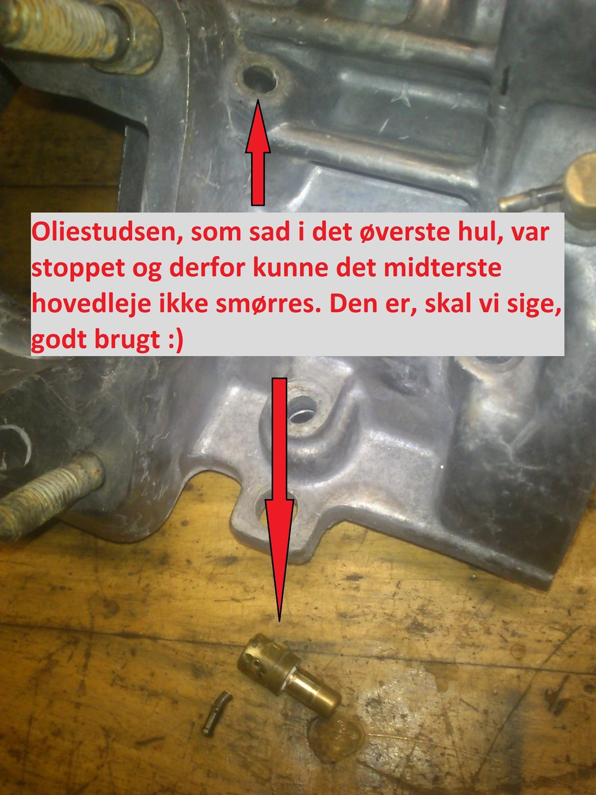 Genopbygning af Suzuki RGV250 VJ22M - Efter at have skilt motoren helt ad og konstateret, at hovedlejet var basket, fandt jeg ud af, at den midterste oliestuds var stoppet. Jeg gætter på, det var en af årsagerne til haveriet :) billede 17
