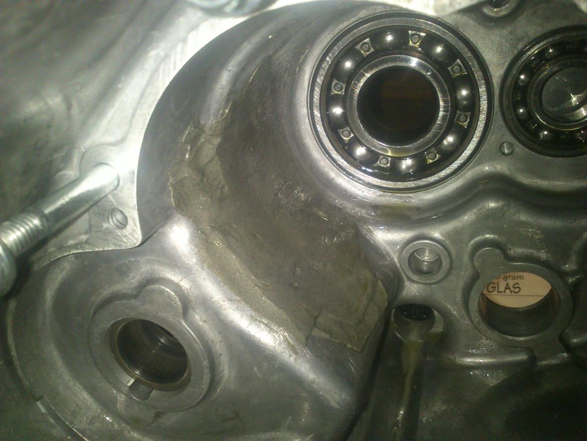 Genopbygning af Suzuki RGV250 VJ22M - Jeg fik at vide, at der skulle være en speciel gearkasse monteret, men efter og have kigget lidt på selve gearne, kunne jeg konstatere, de var ganske std. Men hvad var det så, der var med den gearkasse? billede 21