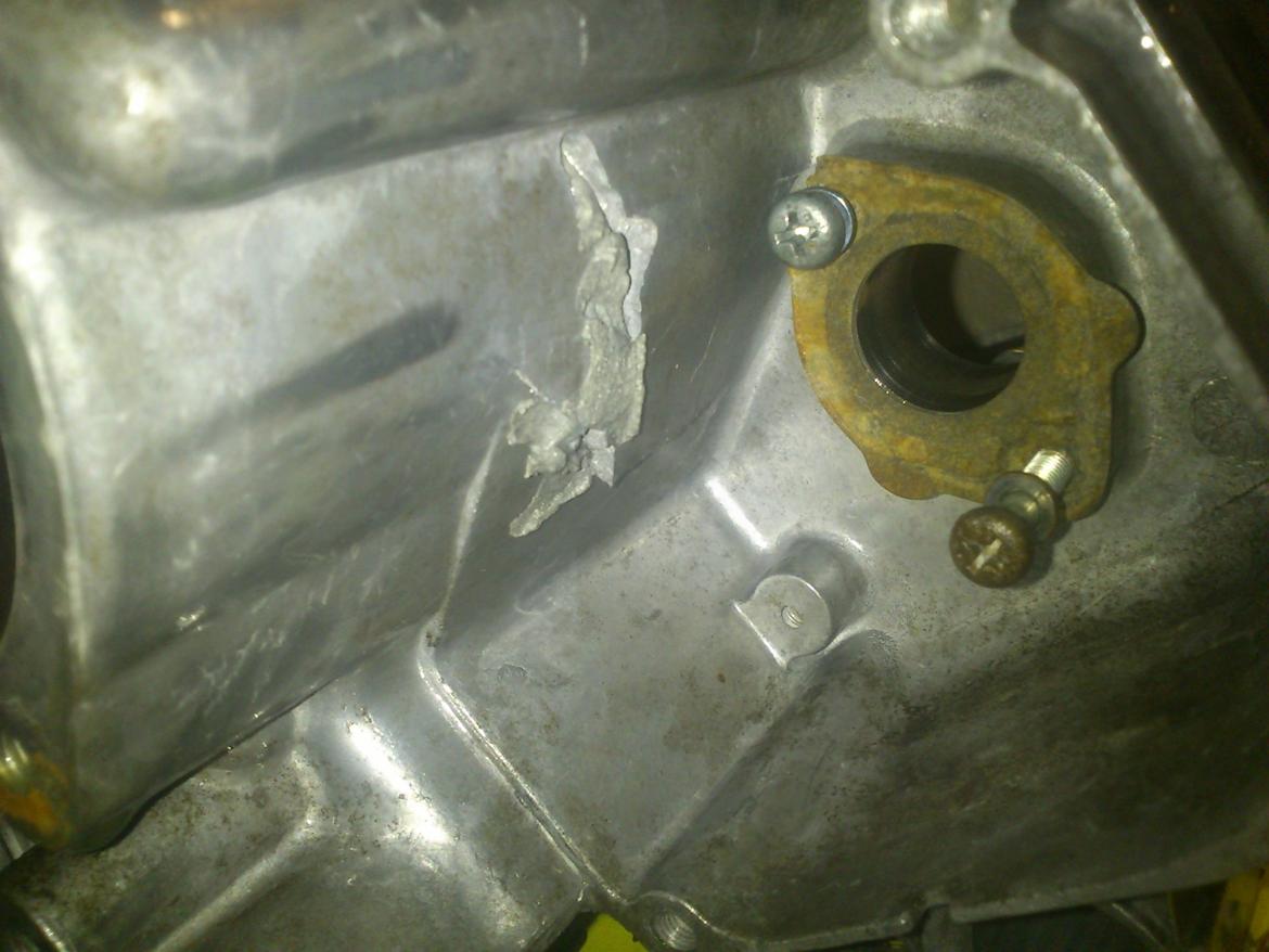 Genopbygning af Suzuki RGV250 VJ22M - Ja, den har da været havareret. Så det var bare en "ny" gearkasse og en ordentlig gang lapning af krumtapshuset. billede 22