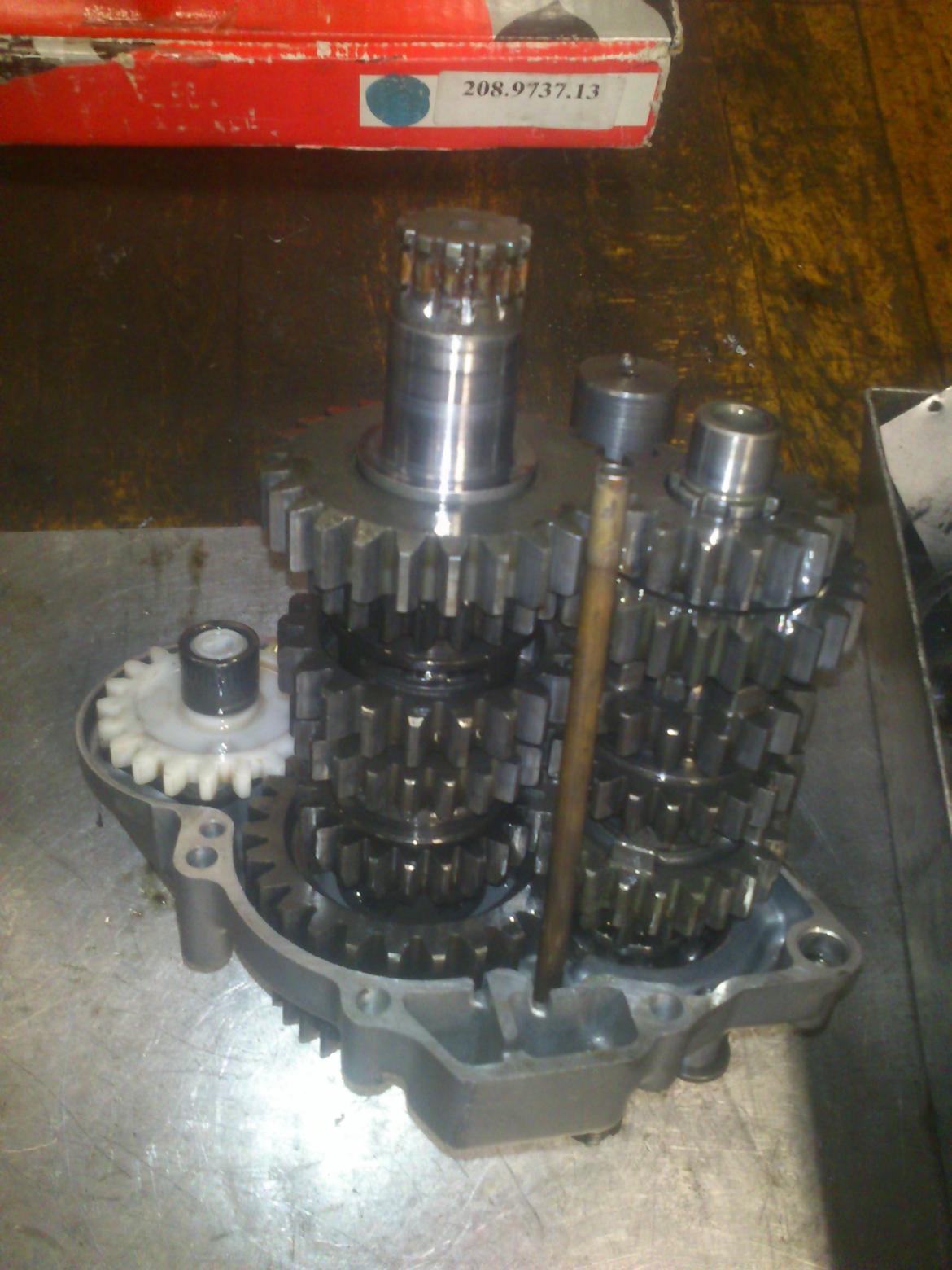 Genopbygning af Suzuki RGV250 VJ22M - Så er det tid til, at gearkassen skal tilbage i krumtaphuset igen. Det er godt nok nemt med sådan en kassette gearkasse. billede 23