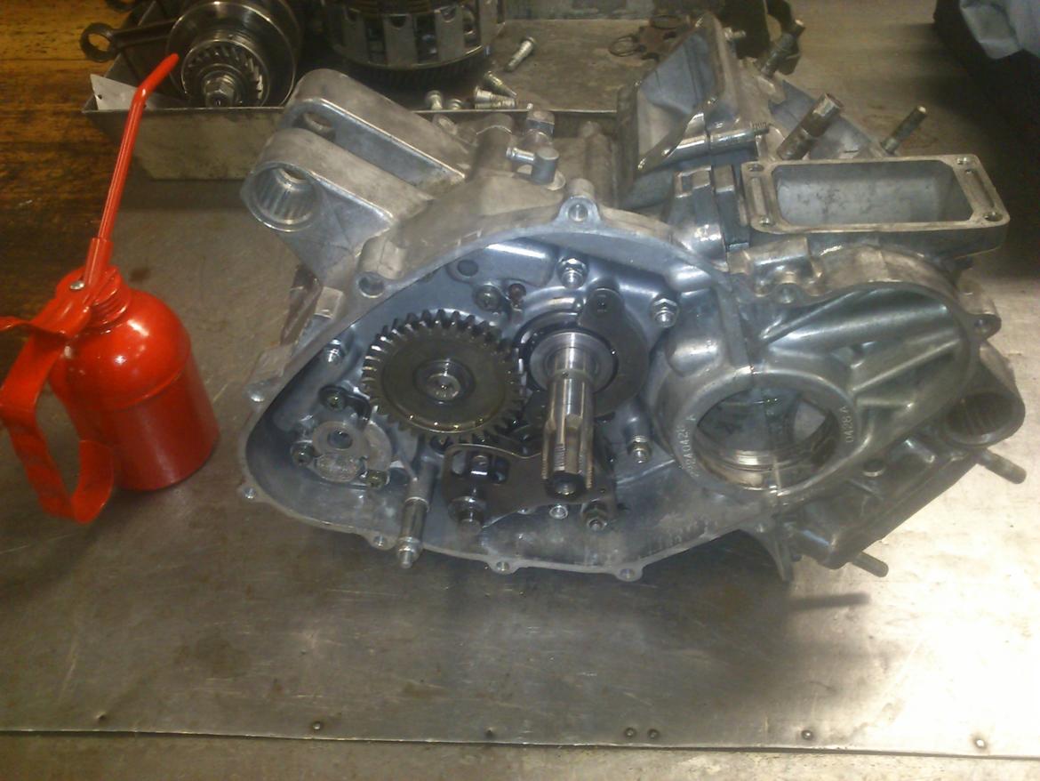 Genopbygning af Suzuki RGV250 VJ22M - Så er den standeret. Begik dog en lille brøler, så en af pinboltene blev trukket lang og knækkede, trods korrekt moment... Så den må jeg hellere få skiftet ved lejlighed. billede 24