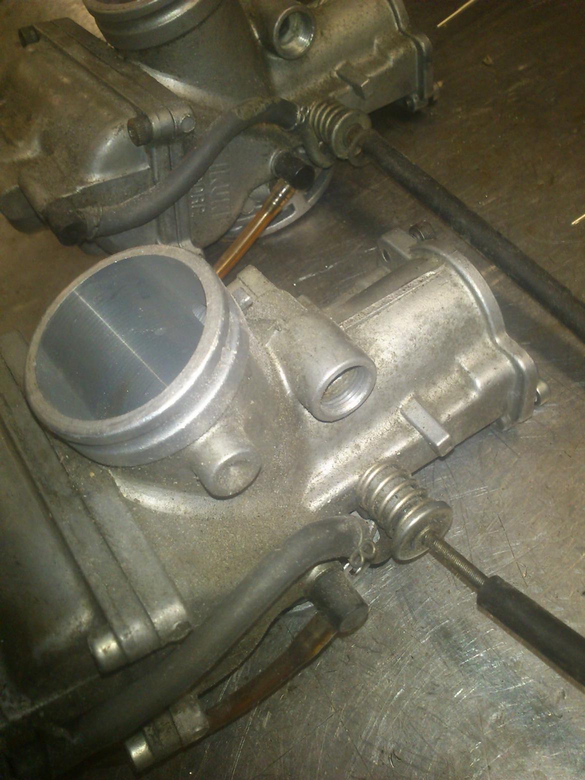 Genopbygning af Suzuki RGV250 VJ22M - Et nærbillede af den ene kaburator. Det er ikke så slemt med skidtet, men dog stadig nok til, at det skal ha en omgang. billede 26