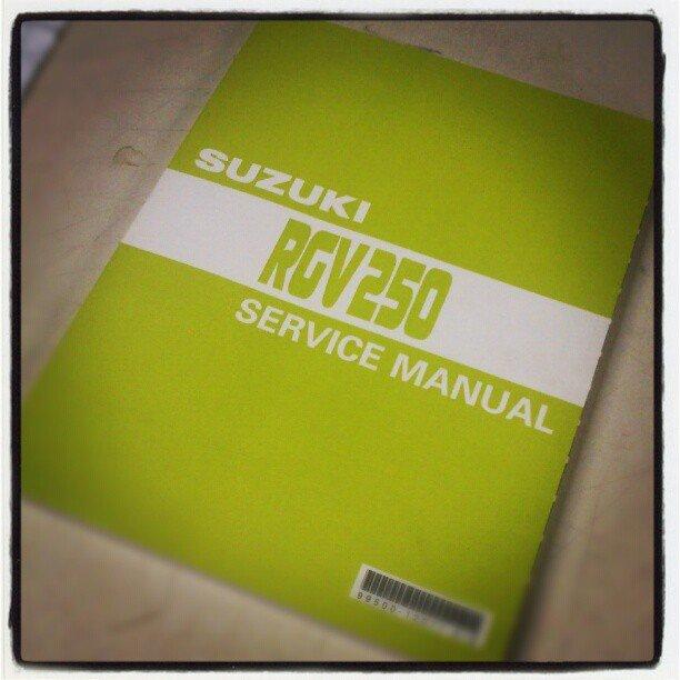Genopbygning af Suzuki RGV250 VJ22M - Den hellige bibel! Ren røverkøb hos Suzuki. Spritny og dufter stadig af frisk tryksværte, mmmmm :-) billede 15