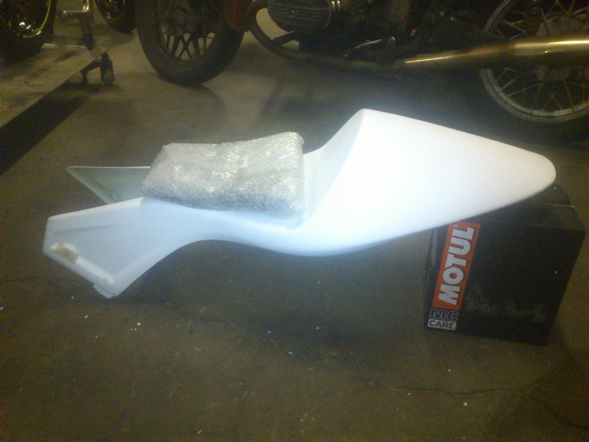 Genopbygning af Suzuki RGV250 VJ22M - Sæde enden. Det her er virkelig god kvalitet. Det er ikke noget tyndt glasfiber og jeg tror faktisk den ville kunne holde sig selv, hvis det var. Men der er supportramme med til batteri osv. billede 10