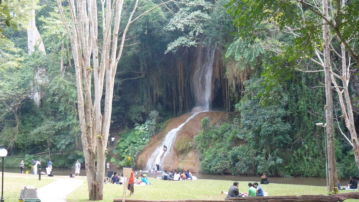 Thailand Den Gyldne Trekant  - Og et meget mystisk vandfald , det rammer en stor sten og så den hule bagved, og masser træ rødder, et lokal turist mål , med en del salgsboder billede 69