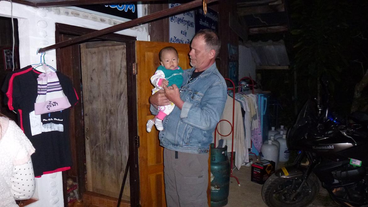 Thailand Den Gyldne Trekant  - De havde inegn mad , men en sød unge jeg lige fik lov til at holde billede 86