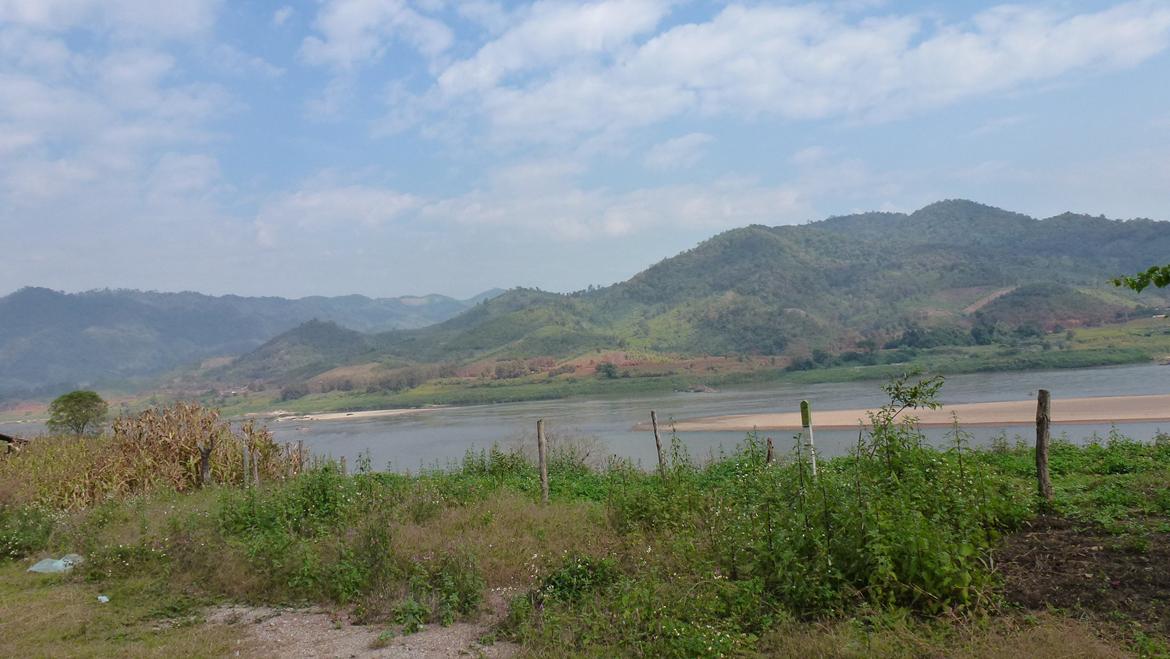 Thailand Den Gyldne Trekant  - Så er vi kommet op til Mekong floden, nøøøj den er flot og stor, selv om der ikke er meget vand i den lige nu , men man kan godt se at breden også ligger 10 meter højrer, så bliver den lige 500-1000 m bred  billede 91