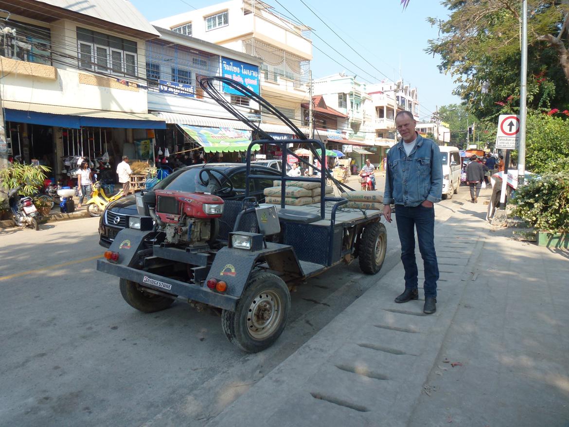 Thailand Den Gyldne Trekant  - Lokal traktor, med noget genbrugs diesel motor , se lige sidelygten  billede 121