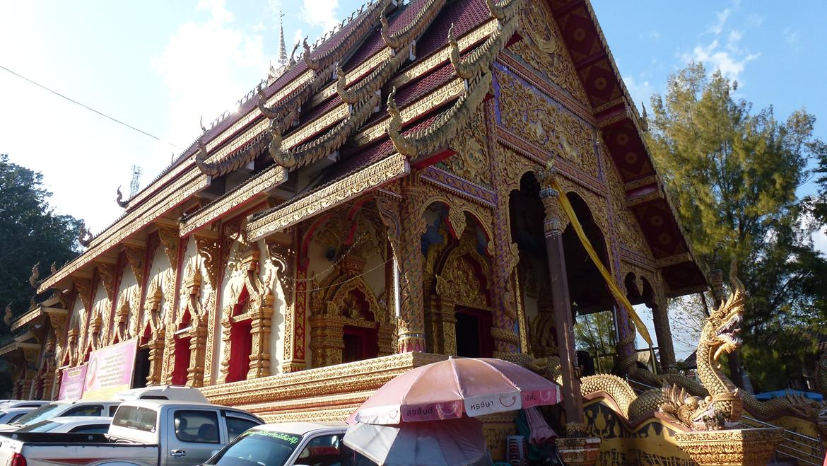 Thailand Den Gyldne Trekant  - Et tempel vi lige skulle tjekke ud , fik taget en del billeder, sådan lidt i det skjulte, det har sku taget lidt tid at skære alt det ud i træ billede 135