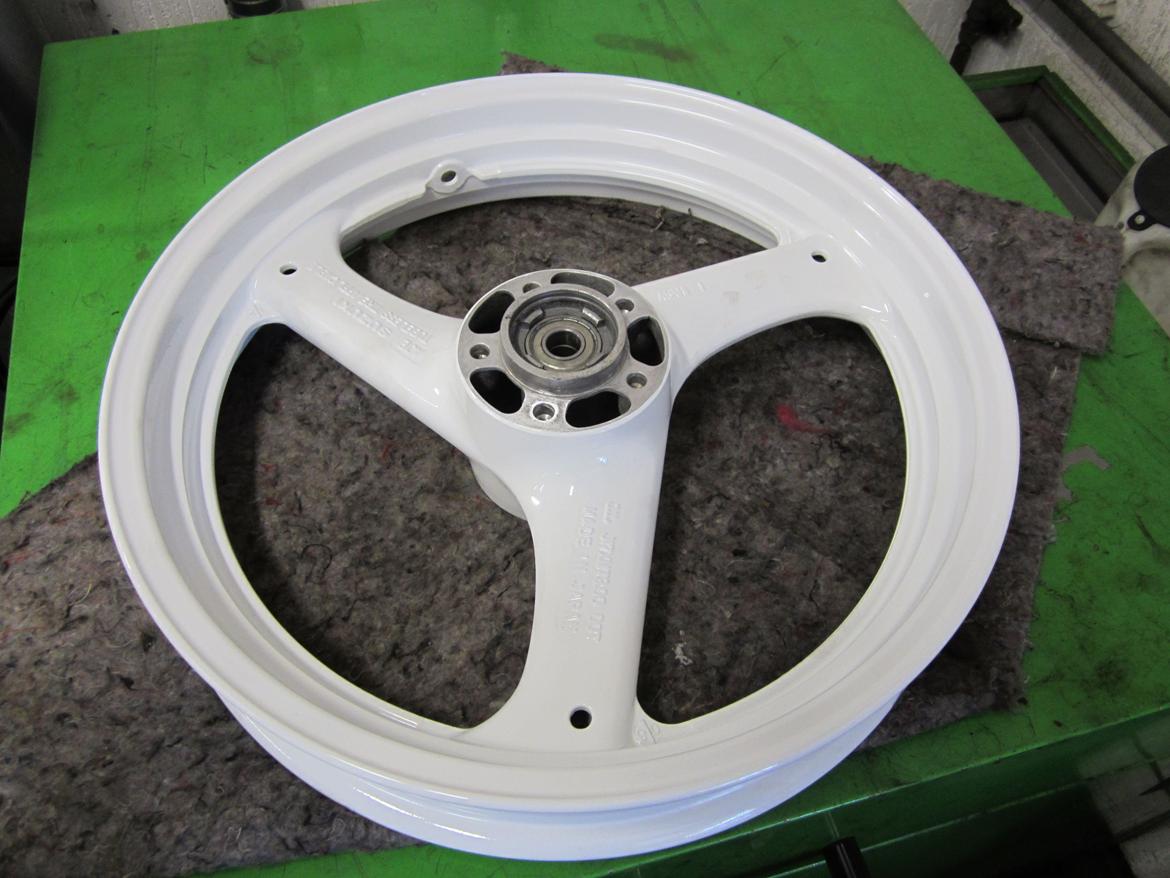 Genopbygning af Suzuki RGV250 VJ22M - Nymalet hjul inden montering af bremseskiver. billede 7