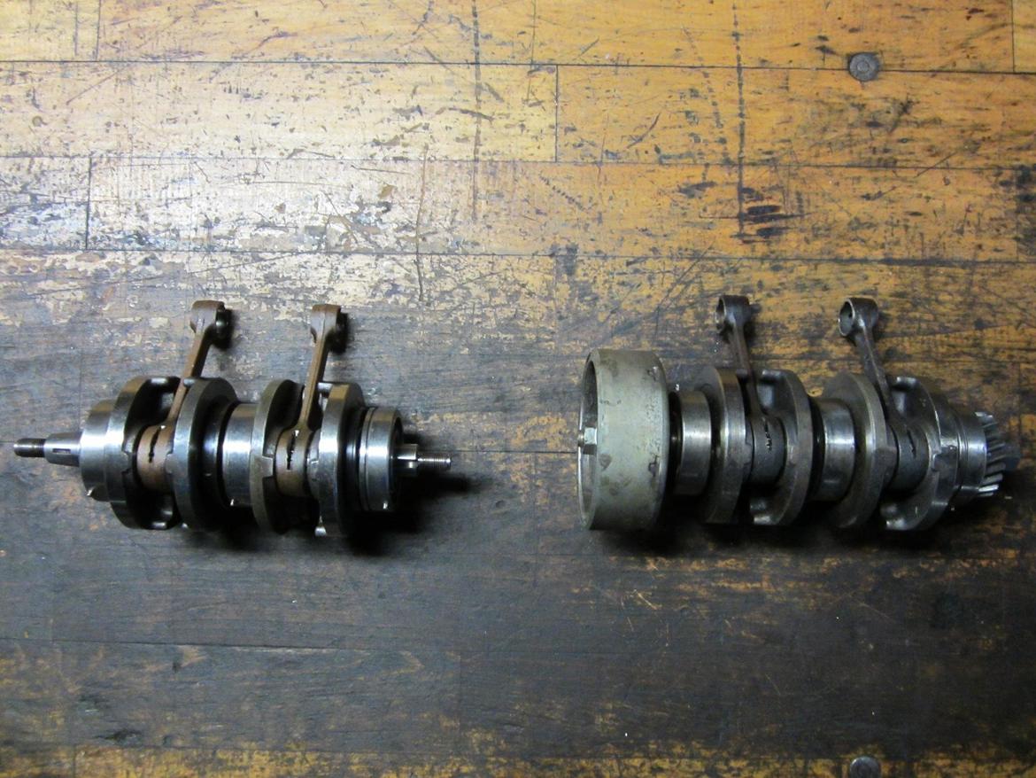 Genopbygning af Suzuki RGV250 VJ22M - "Ny" krumtap til venstre og den gamle til højre. Den gamle er helt kvadret i lejerne, så fik fat på en anden gennem galleriet. Dog var lejerne også ved at være brugt på denne, så vil lige have dem og pakdåserne skiftet. billede 29