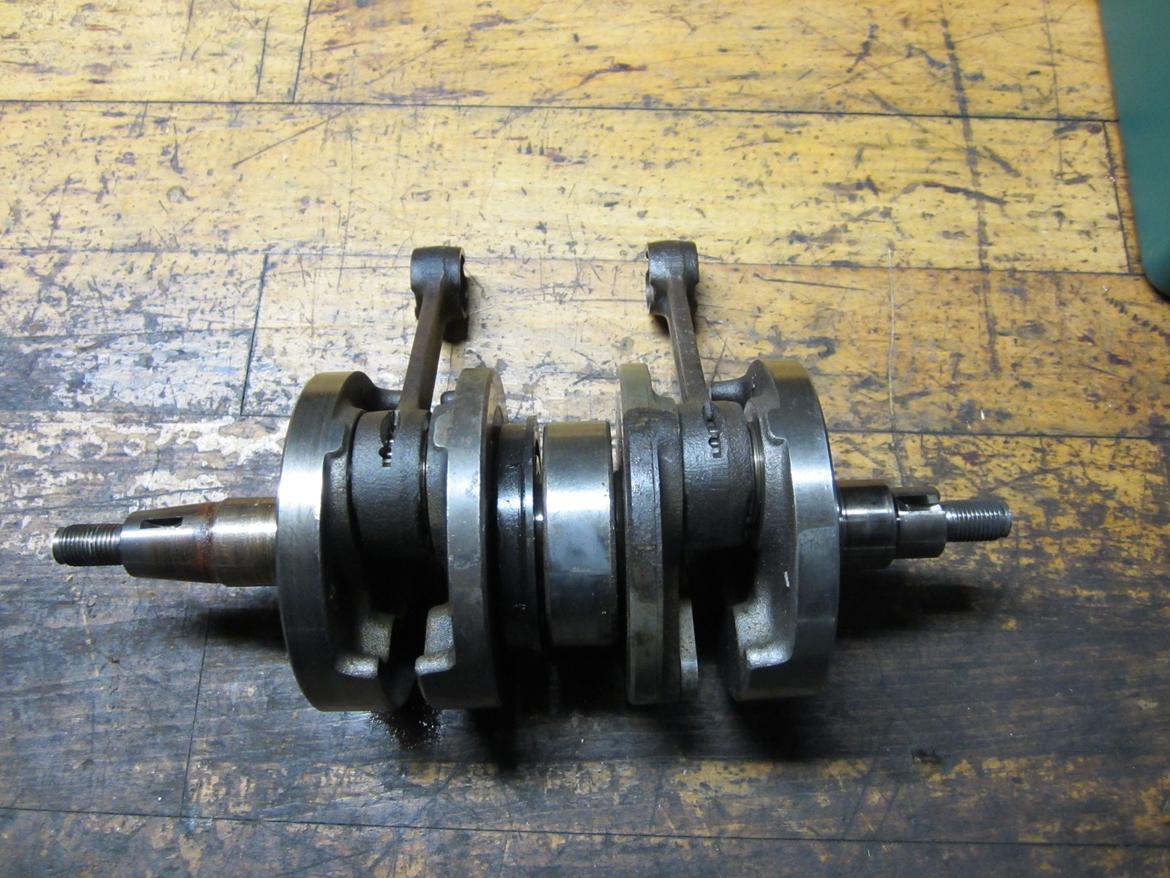 Genopbygning af Suzuki RGV250 VJ22M - Så blev den gamle strippet for dele. Lejerne kunne man tage af med fingerne! Så de var vidst lidt slidt :) billede 33