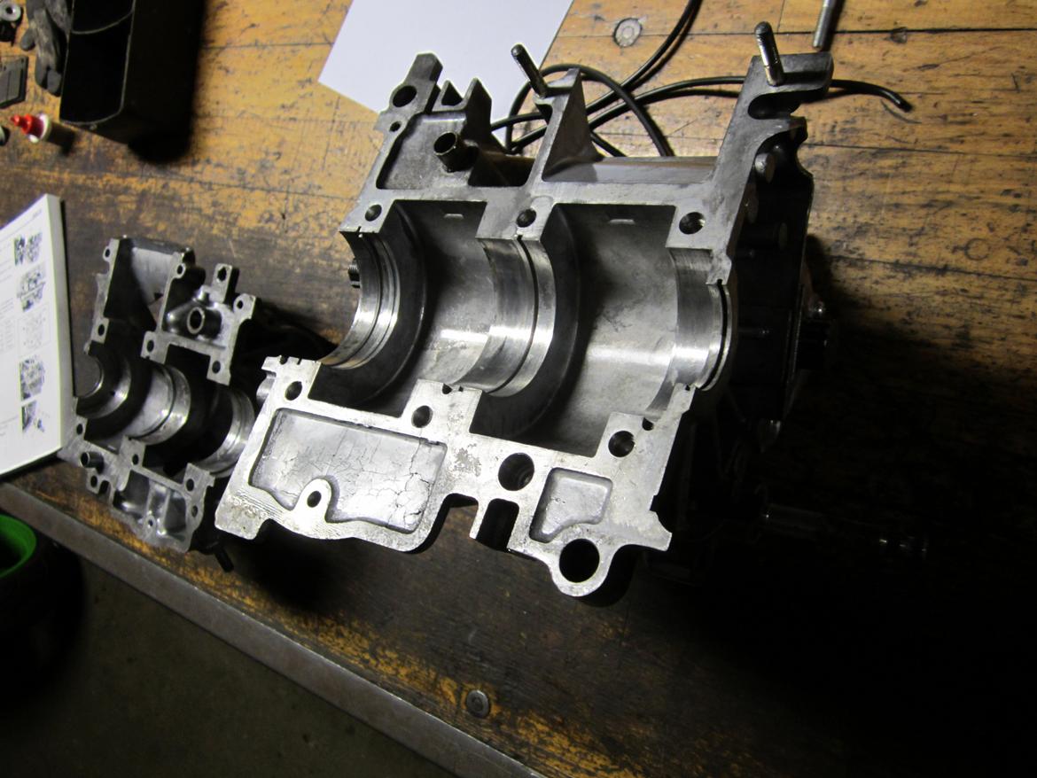 Genopbygning af Suzuki RGV250 VJ22M - Øvre og nedre krumtapshus klar til montering af krumtap. billede 35