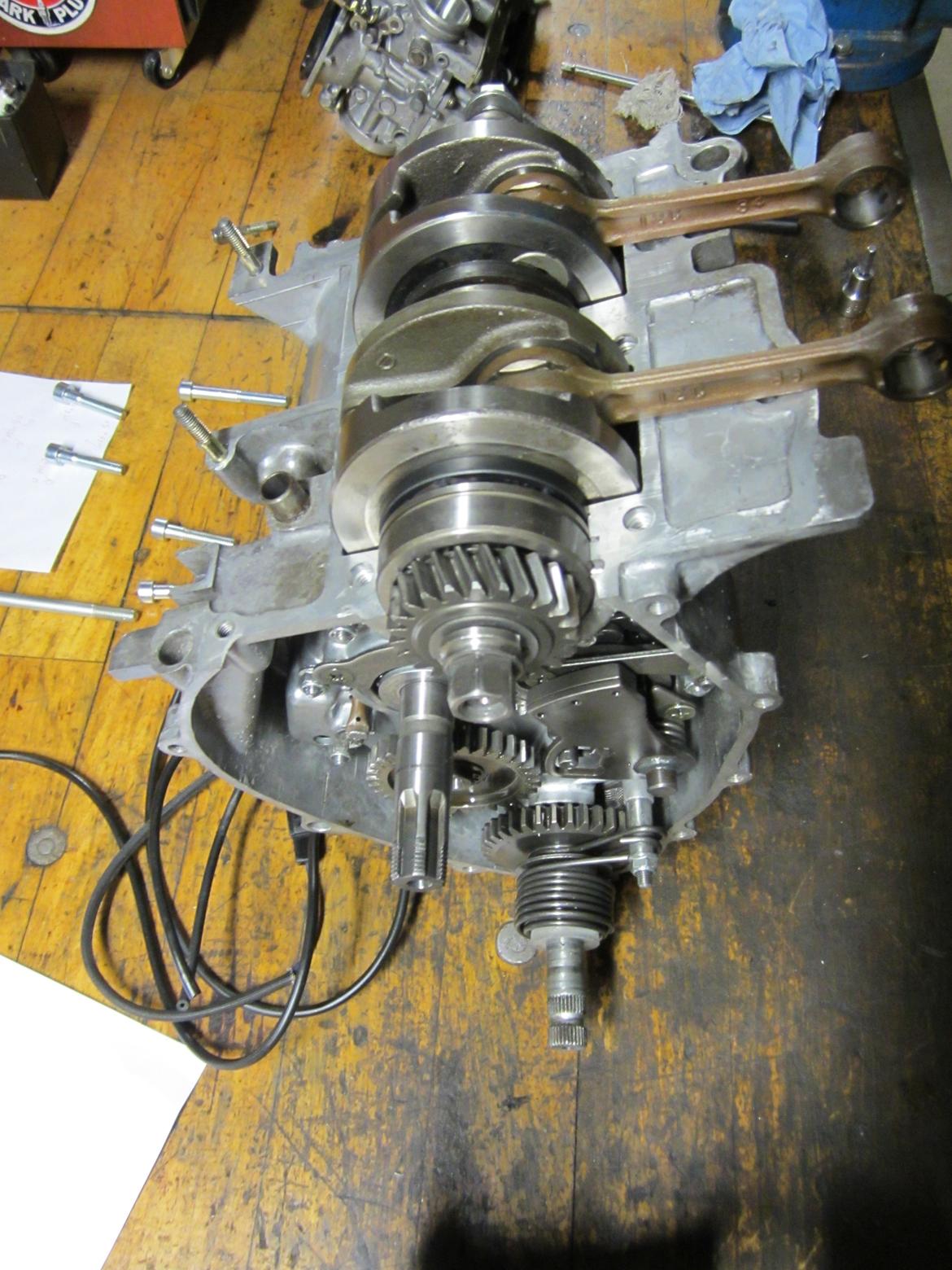 Genopbygning af Suzuki RGV250 VJ22M - Krumtap lagt i og der er nu klar til at blive lagt låg på. billede 36