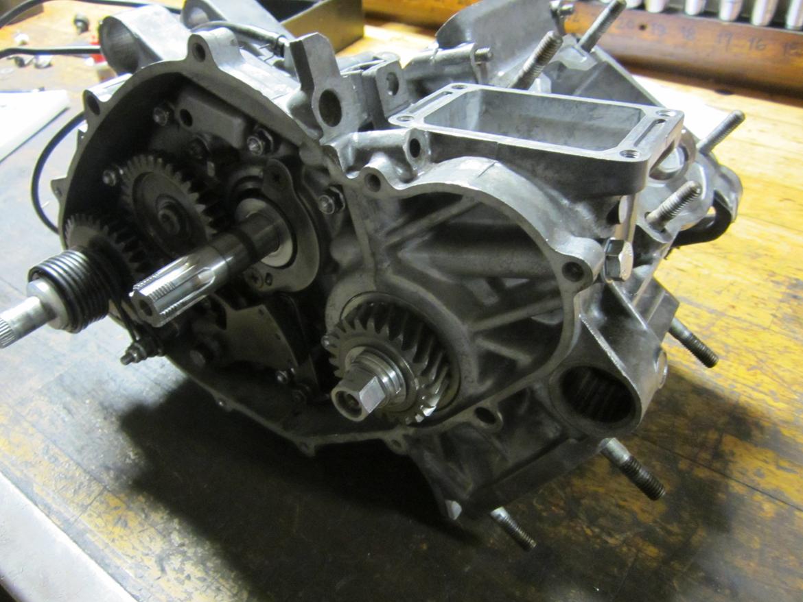 Genopbygning af Suzuki RGV250 VJ22M - Samlet krumtaphus. Så begynder det så småt og ligne en motor igen. billede 37