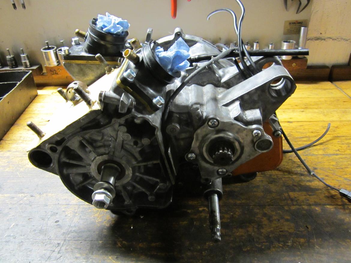 Genopbygning af Suzuki RGV250 VJ22M - Lidt flere stumper skruet på motoren billede 38