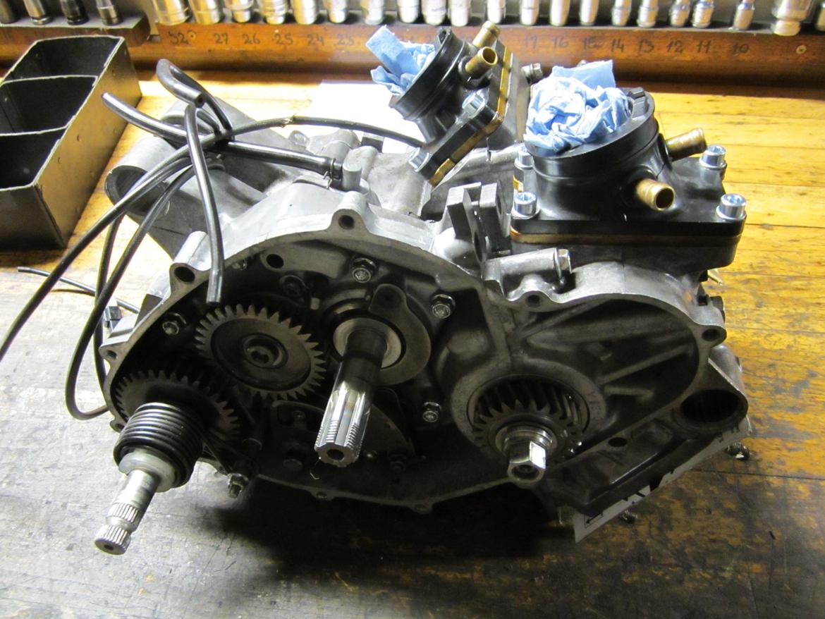 Genopbygning af Suzuki RGV250 VJ22M - Og lige et billede fra den anden side. Det næste bliver koblingen, så sidedækslet kan komme på igen. billede 39