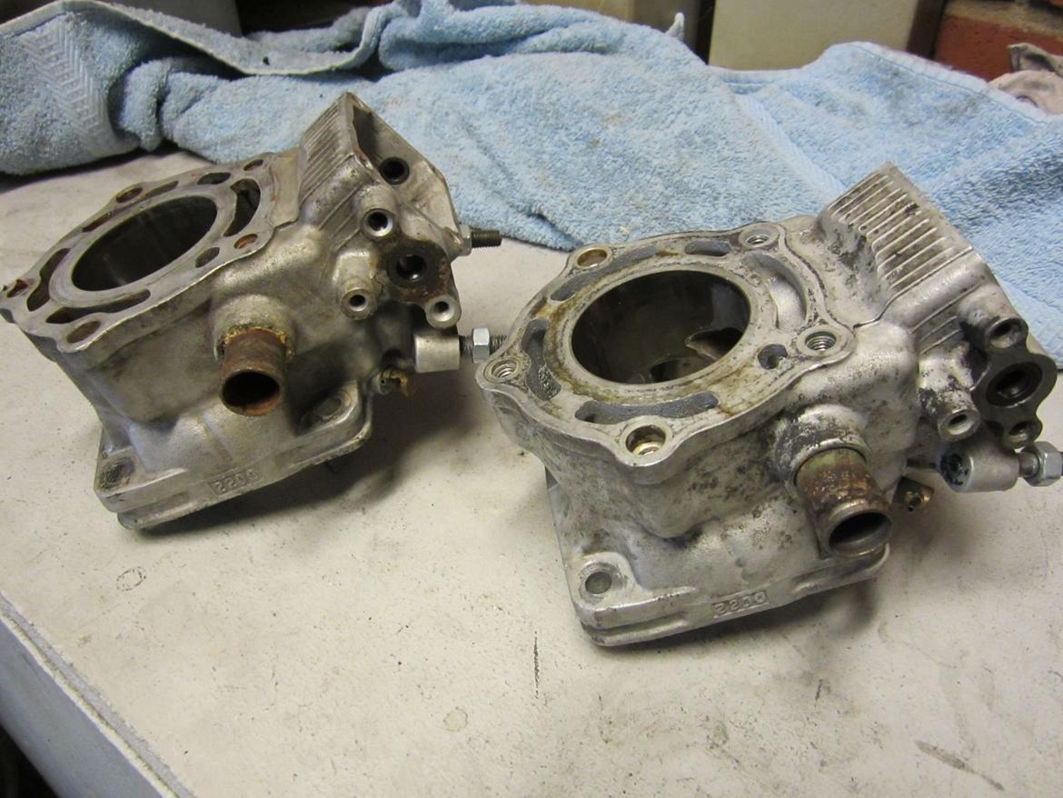 Genopbygning af Suzuki RGV250 VJ22M - Cylinderne før renovering. Godt brugt, tror jeg man kalder det... billede 40