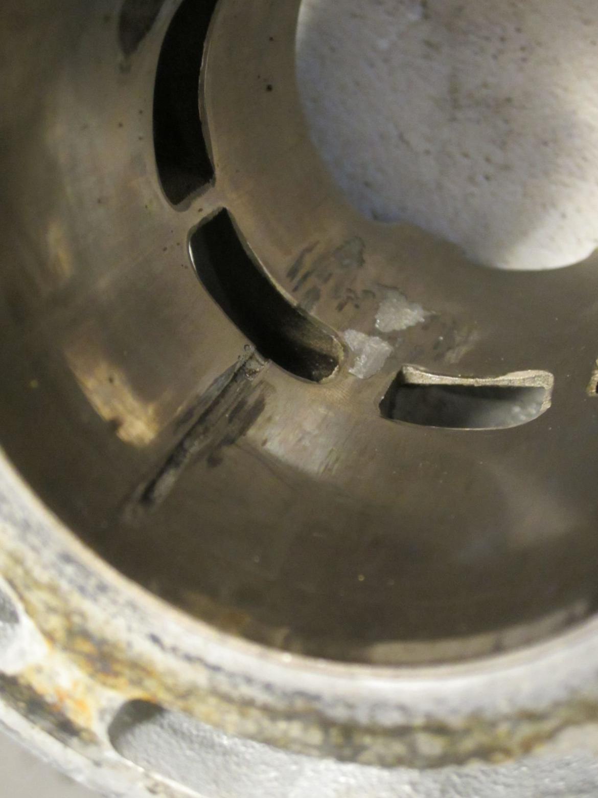 Genopbygning af Suzuki RGV250 VJ22M - Også godt revet. Stemplerne har haft godt fat.
Jeg har ikke kunne finde nogen herhjemme, som magtede opgaven med renovering. Så har sendt cylinderne til England. billede 42