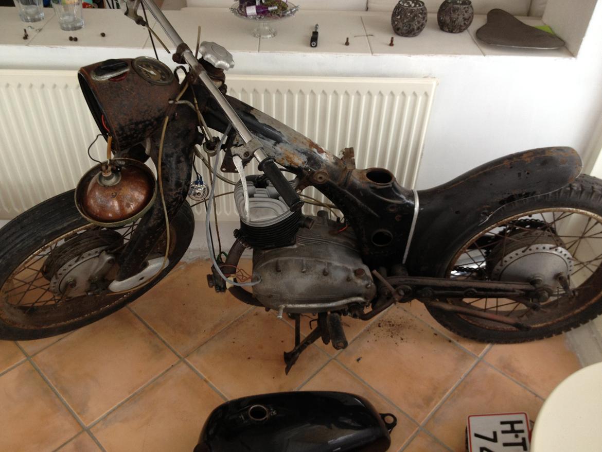 Nsu mbygning/bobber - et billede af  afstripning af dyret.. skulle til randers tek og have kurser i pulver/vådlak..  så skulle da have småting med mig.. billede 41