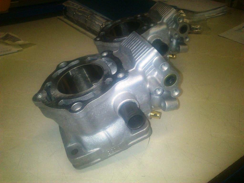 Genopbygning af Suzuki RGV250 VJ22M - Cylinderne efter en tur til renovering. De er som forvandlet, ja næsten nye.
Renoveringen er foretaget af The Tuning Works og jeg kan varmt anbefale dem, hvis man har brug for at få renoveret sine 2-taks cylindere. billede 45