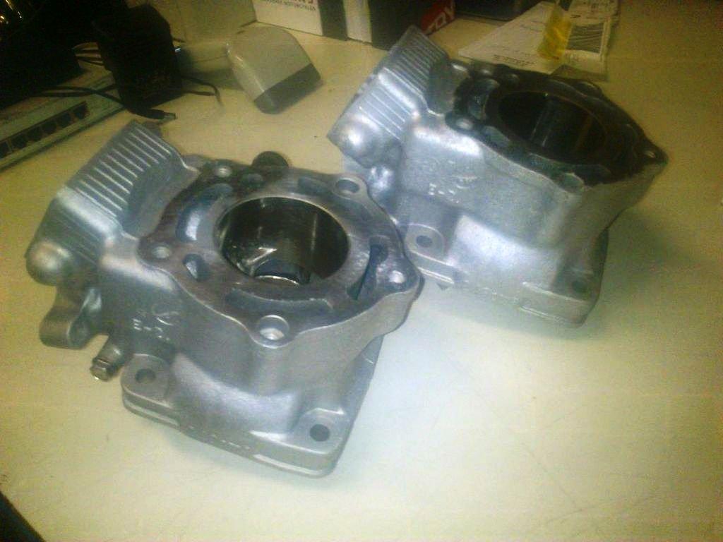 Genopbygning af Suzuki RGV250 VJ22M - Og den anden side.
Cylindervæggen ser nu næsten ny ud. Dog er der nogle knappenåls huller, som er opstået pga svejsning. Men disse har ikke noget og sige i praksis. billede 46