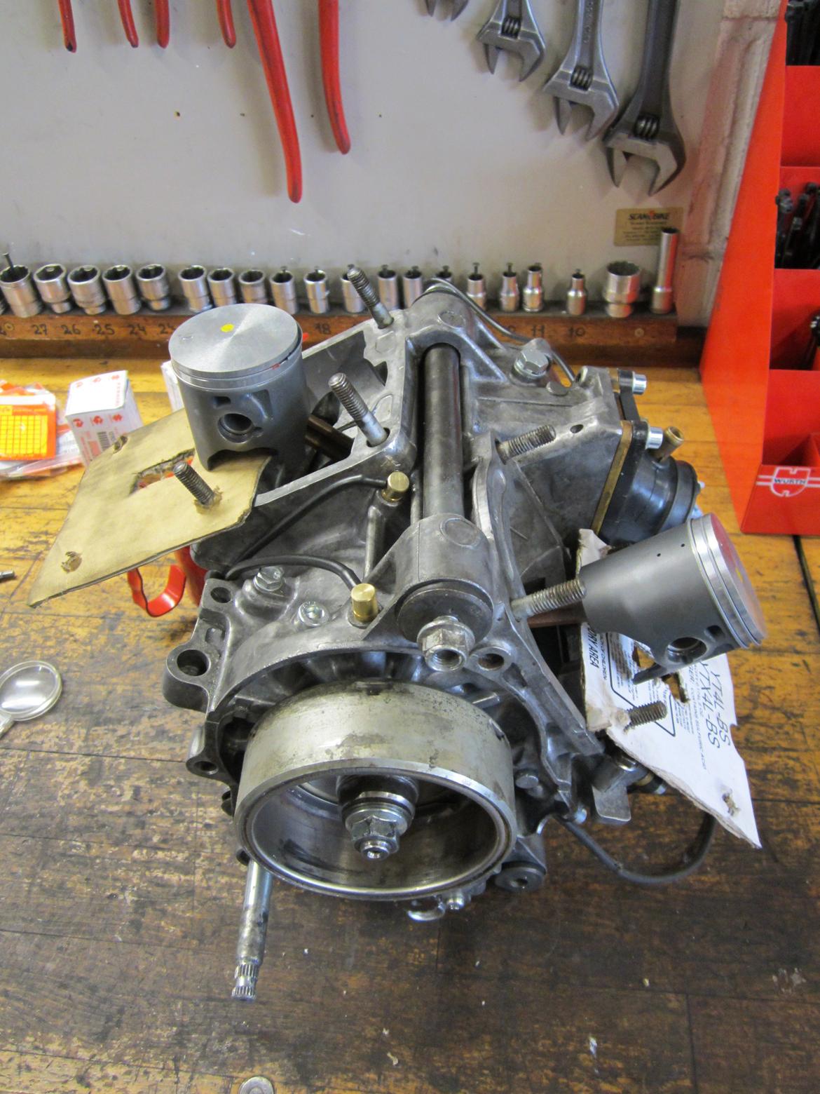 Genopbygning af Suzuki RGV250 VJ22M - Stempler monteret.
Bliver mere og mere glad for sådan en RGV motor. Meget praktisk og arbejde med. billede 48
