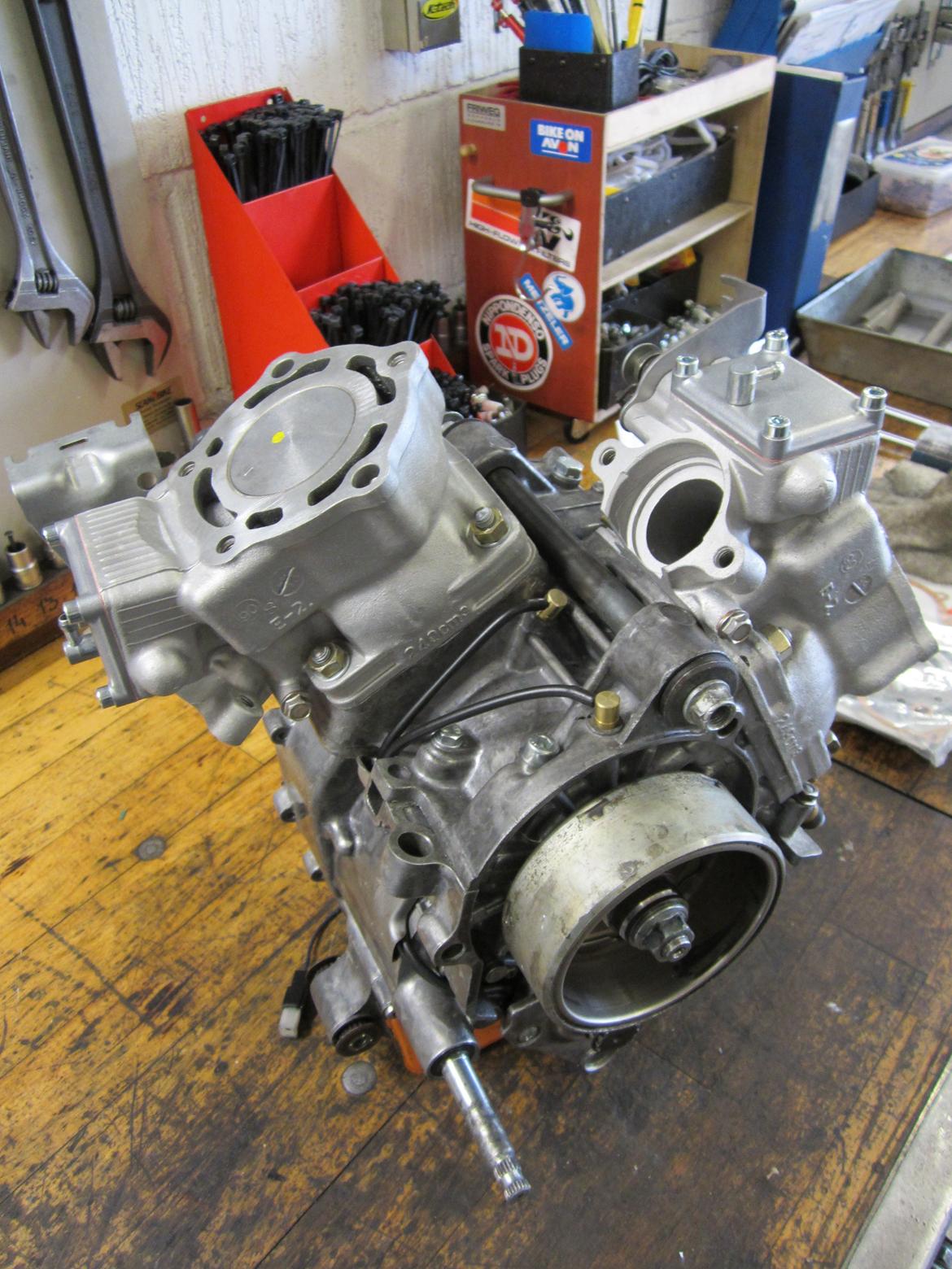 Genopbygning af Suzuki RGV250 VJ22M - Og så kom de "nye" cylindere også lige på.
Det eneste der mangler nu er, at få lagt låg på. Men jaah... Støttebolte for pokker. Jeg nægter og sætte afskårret gevindstænger på. billede 49