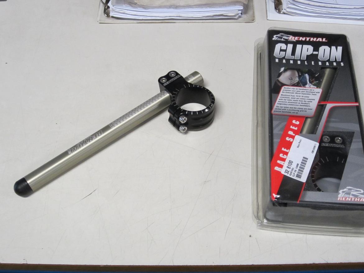 Genopbygning af Suzuki RGV250 VJ22M - Havde besluttet mig for ikke og spendere unødigt. Men efter og have kigget længe nok på de org. clip-ons, som bare er et stykke bøjet jernrør, blev presset for stort og jeg var bare nød til og købe noget ordentligt. LÆKKERT :-) billede 11