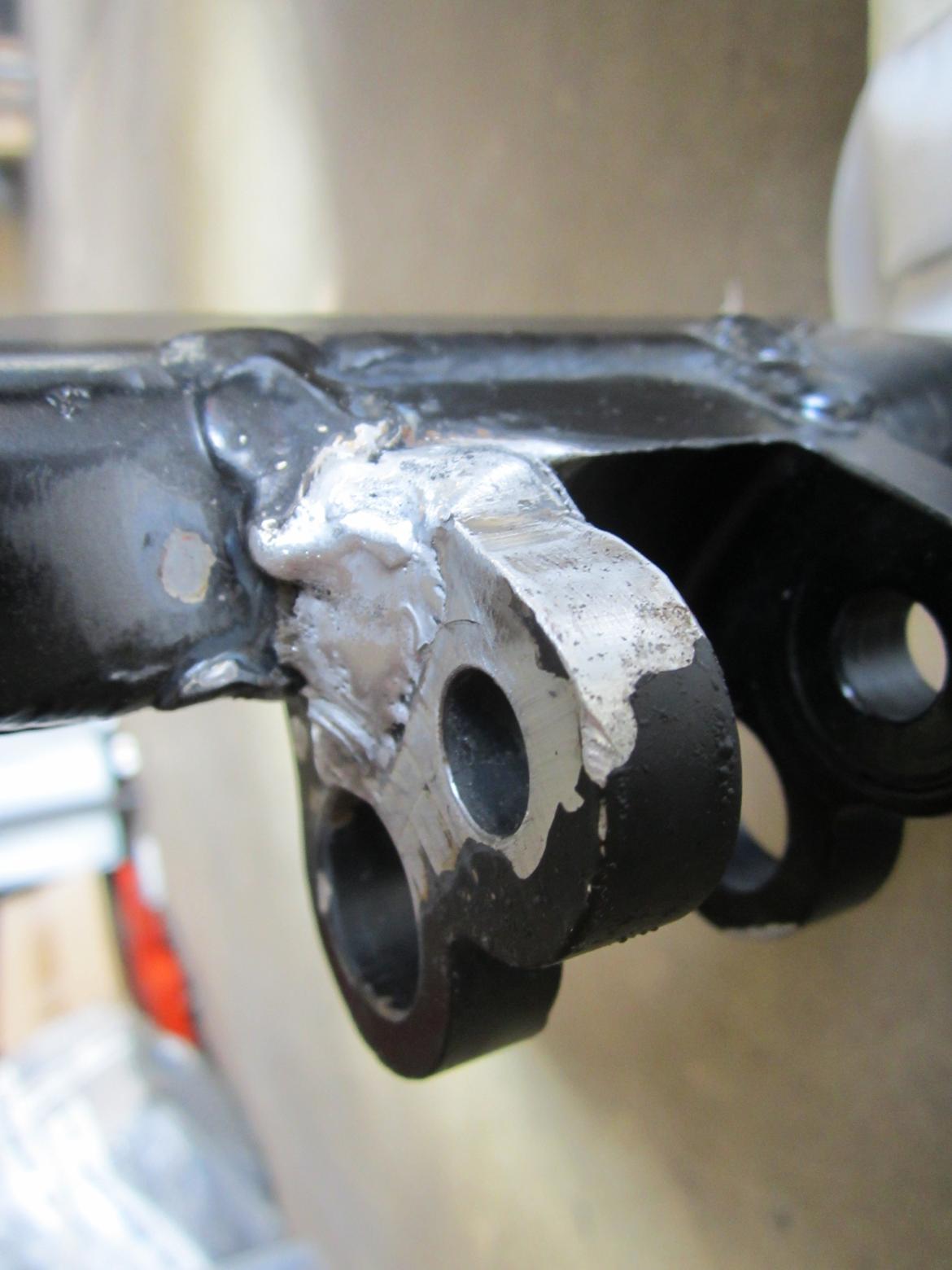 Genopbygning af Suzuki RGV250 VJ22M - Endnu et billede af rep.
Og det kan ikke understreges mange gange nok. Tjek! Tjek! og tjek atter en gang for om din egen har lignende revne! billede 54