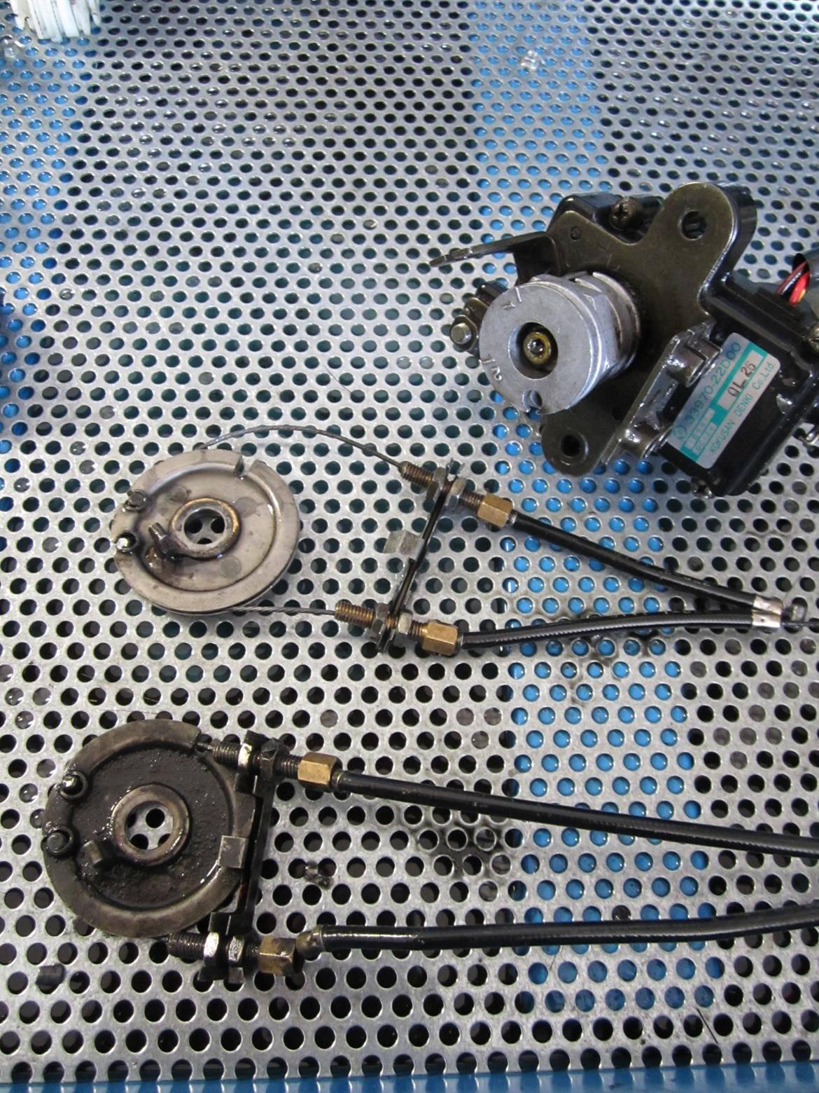 Genopbygning af Suzuki RGV250 VJ22M - Rengøring af stepper motor/PW aktuator.
Det hele var nogenlunde lige så beskidt, som nederste PW hjul. Så godt og komme til bunds i alt det skidt :-) billede 50