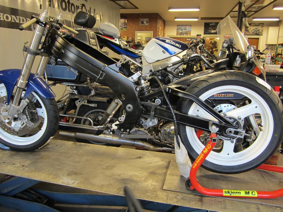 Genopbygning af Suzuki RGV250 VJ22M - Stel endnu engang retur fra maler, efter rep af bagdæmper ophænget. Så nu begynder alt det sjove :-) billede 55