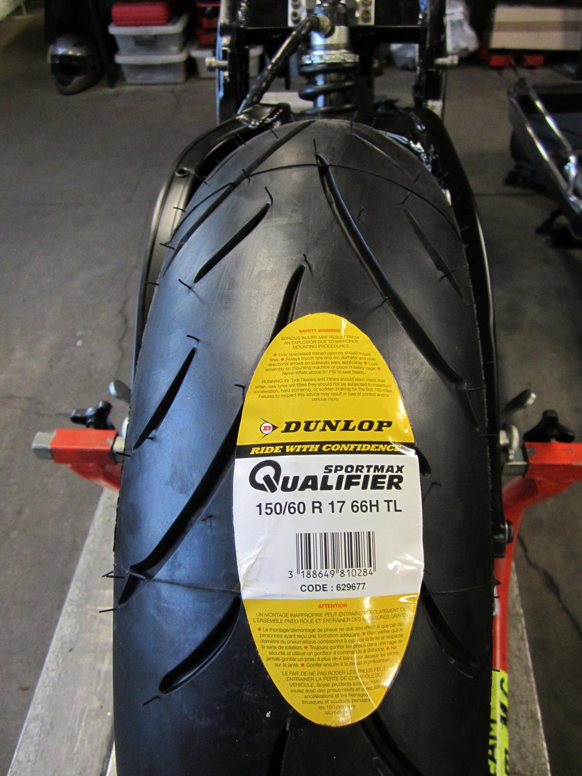 Genopbygning af Suzuki RGV250 VJ22M - En RGV skal selvfølgelig have Dunlop dæk, ligesom i de gode gamle dage. billede 56